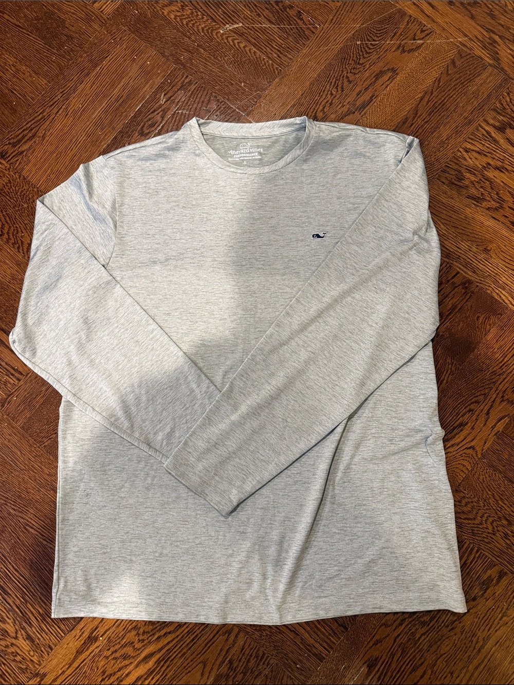 Vineyard Vines Men’s Long-Sleeve Performance Crew in Heather Gray with Navy Logo